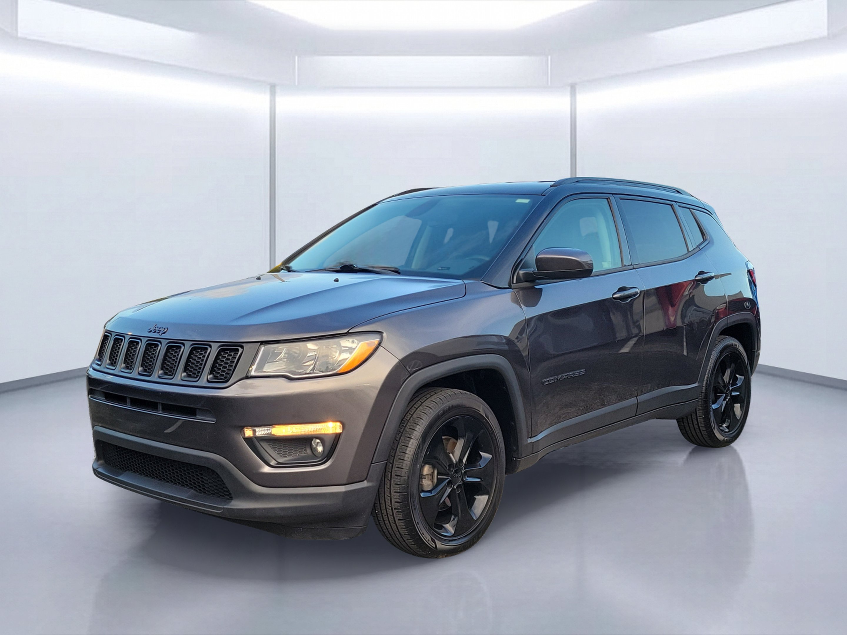 Used 2021 Granite Crystal Metallic Clearcoat Jeep Latitude image 2