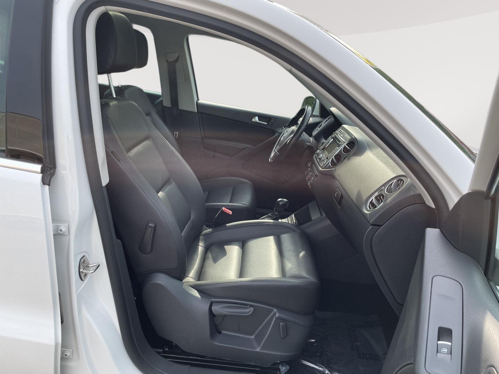 Used 2013 Candy White Volkswagen SE w/Sunroof & Nav image 26