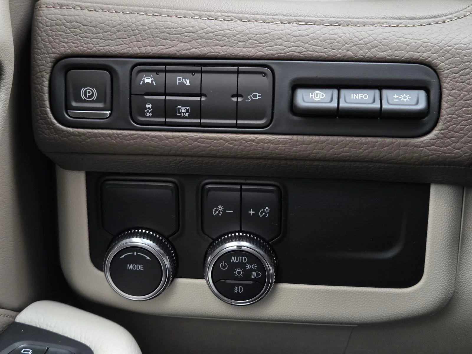 Used 2022 White Frost Tricoat GMC Denali image 22