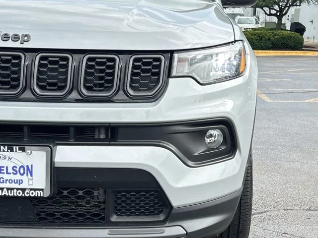 Used 2025 Silver Jeep Latitude image 3