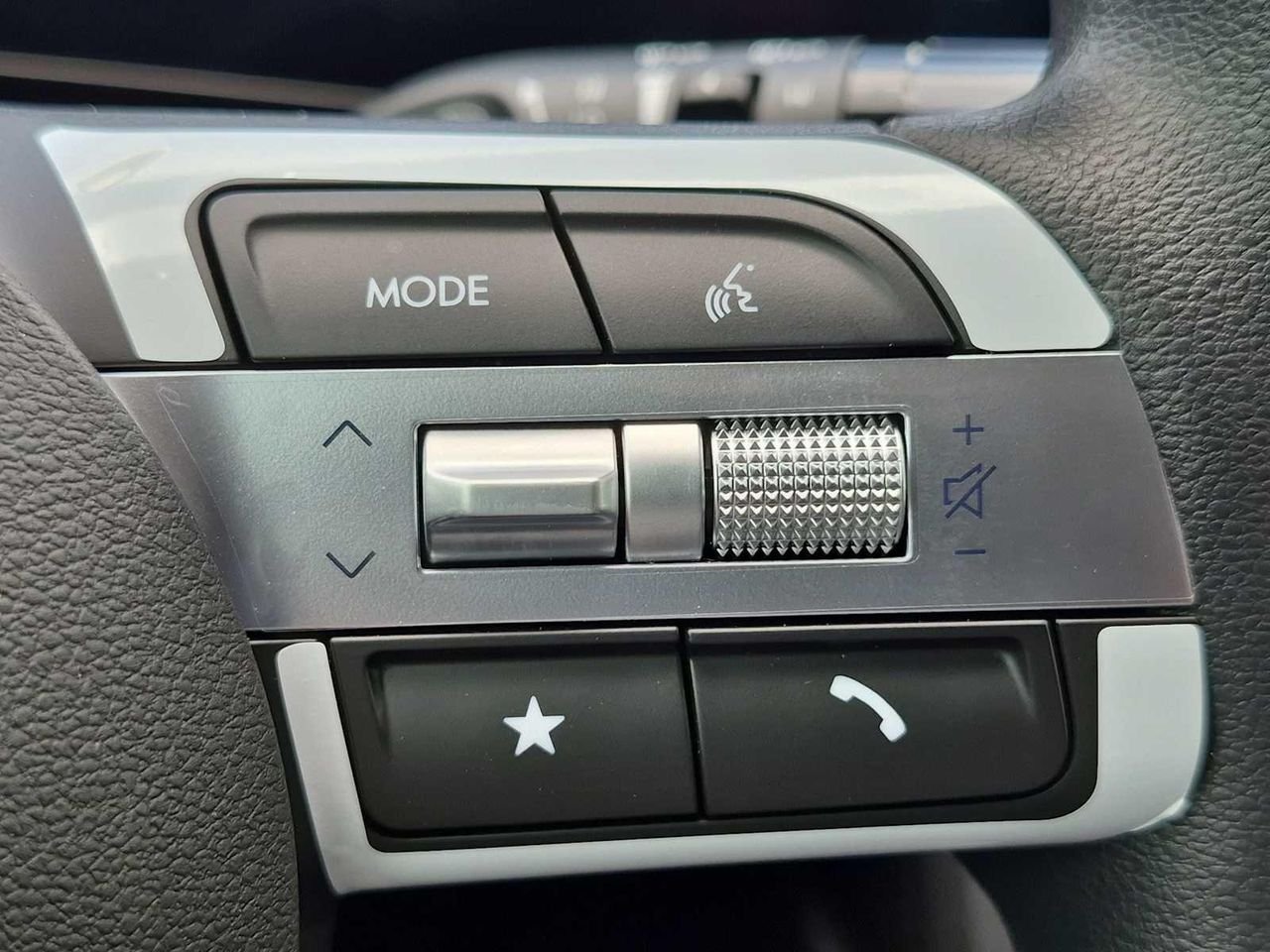 New 2026 Shimmering Silver Hyundai SE FWD image 23
