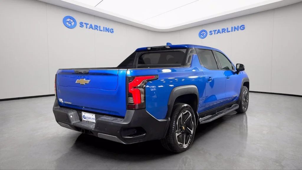 Used 2025 Riptide Blue Metallic Chevrolet LT - Extended Range image 8