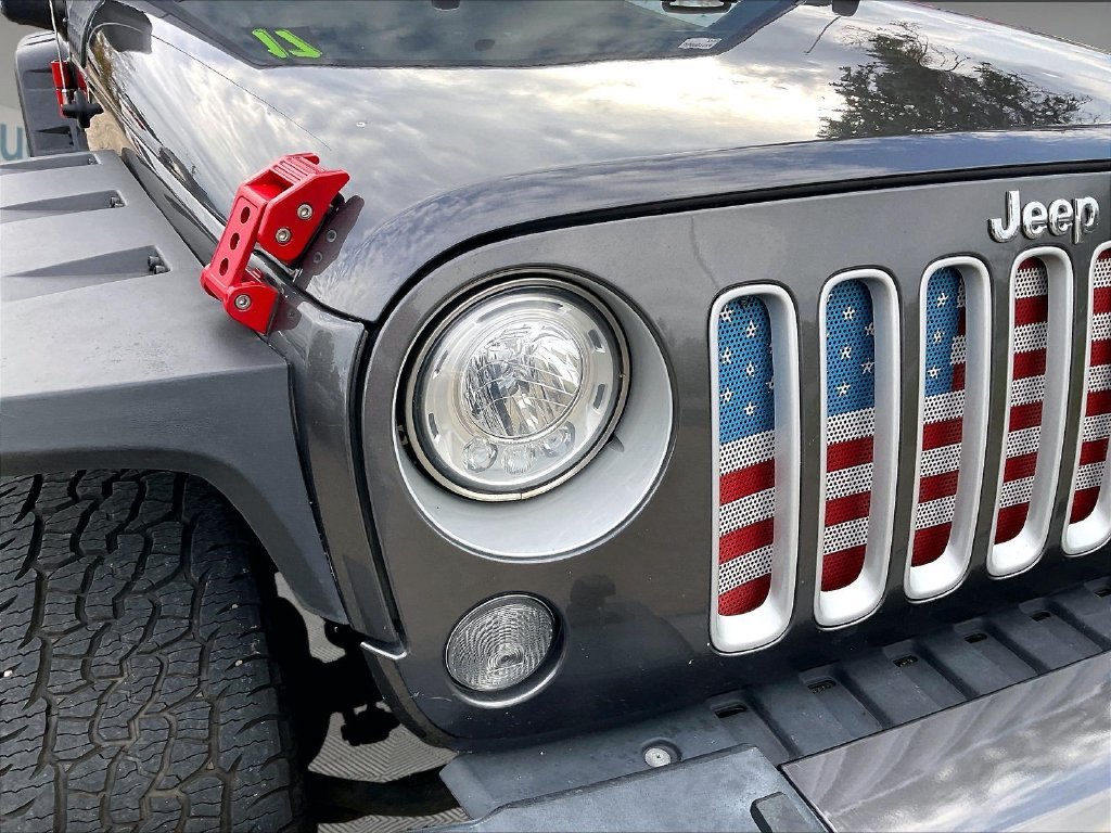 Used 2017 Granite Crystal Metallic Clearcoat Jeep Sahara image 26
