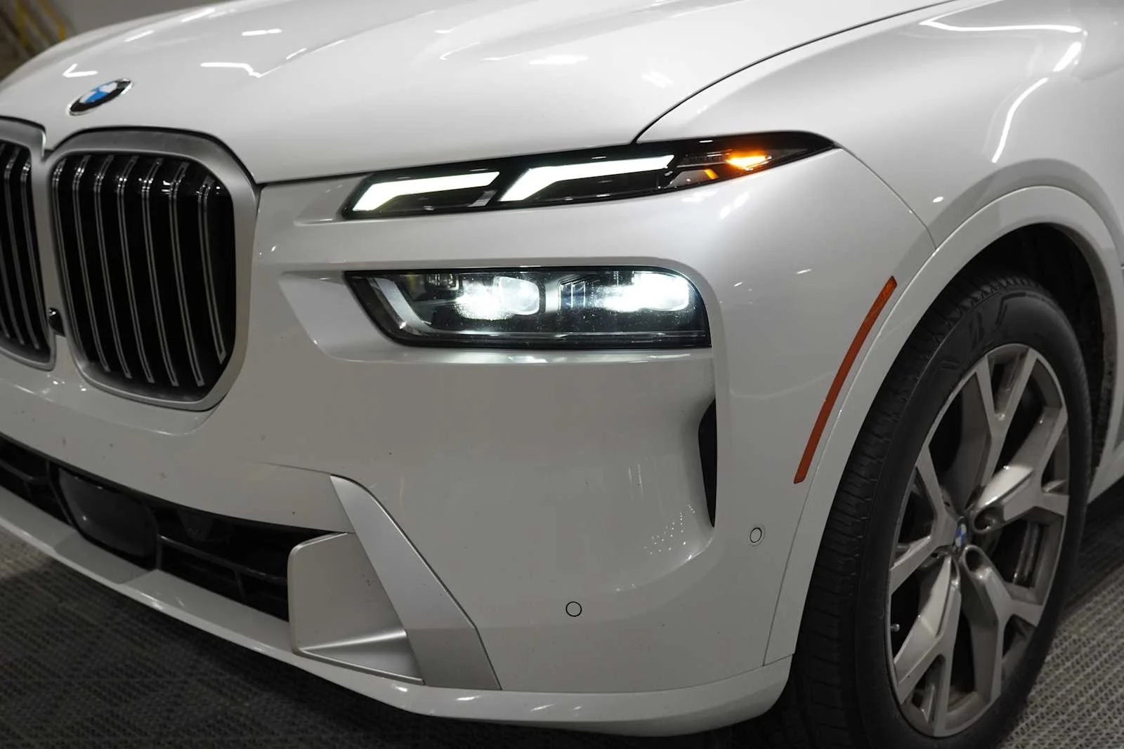 Used 2024 Mineral White Metallic BMW xDrive40i image 7