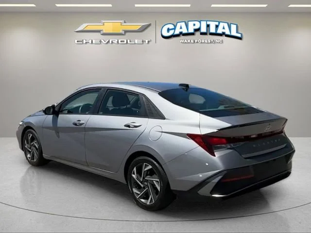 Used 2025 Gray Hyundai SEL Sport image 3
