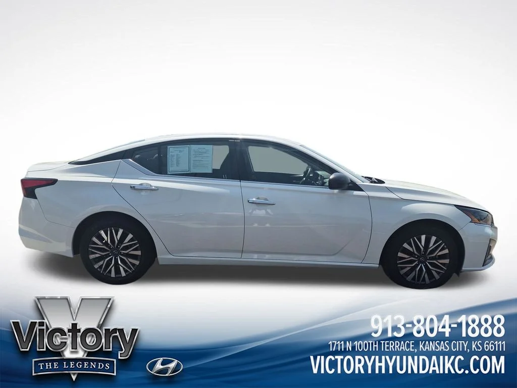 Used 2025 White Nissan 2.5 SV image 6