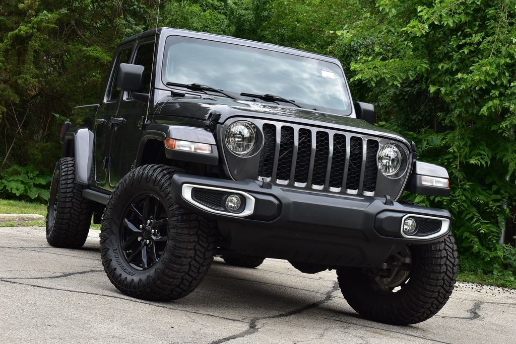 Used 2022 Crystal Metallic Jeep Sport image 3