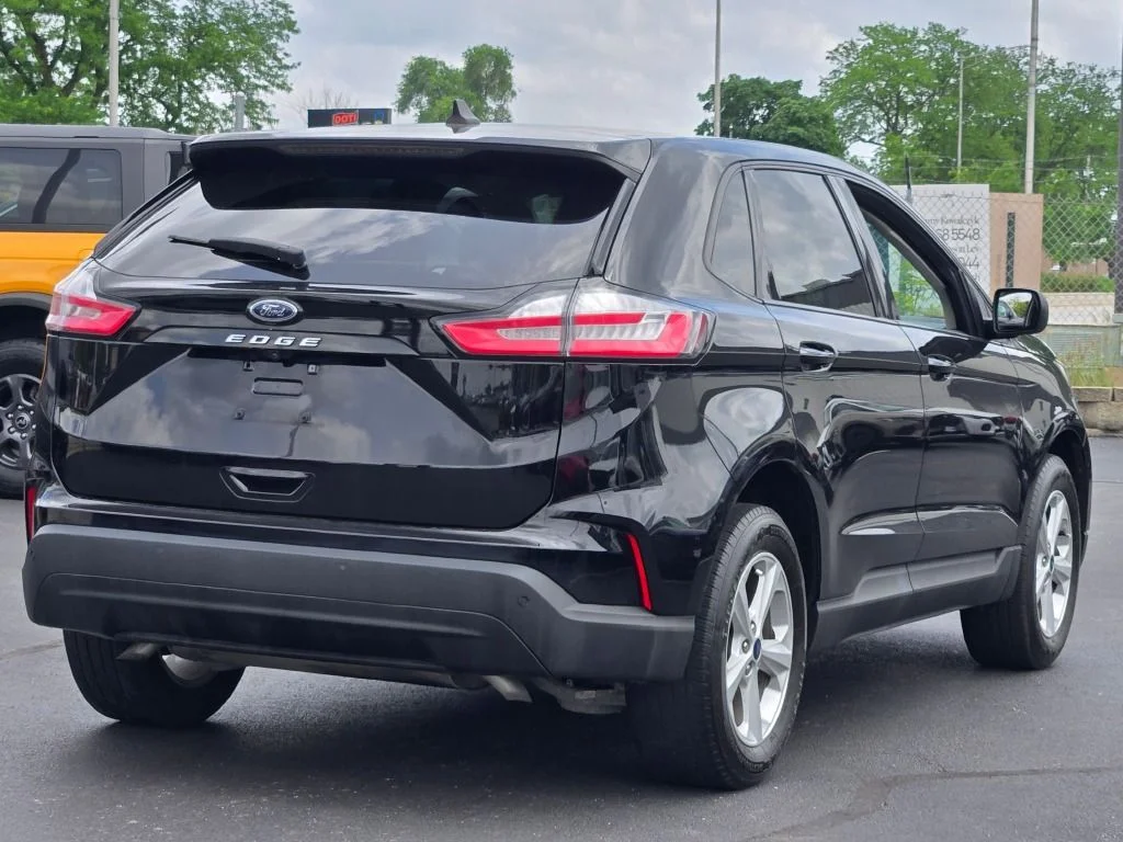 Used 2021 Black Metallic Ford SE image 11