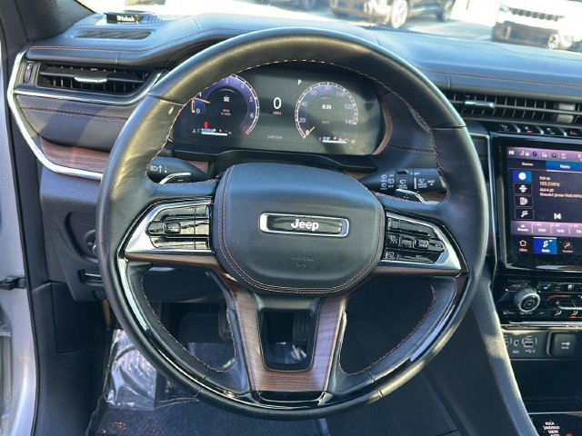 Used 2025  Jeep Summit image 14