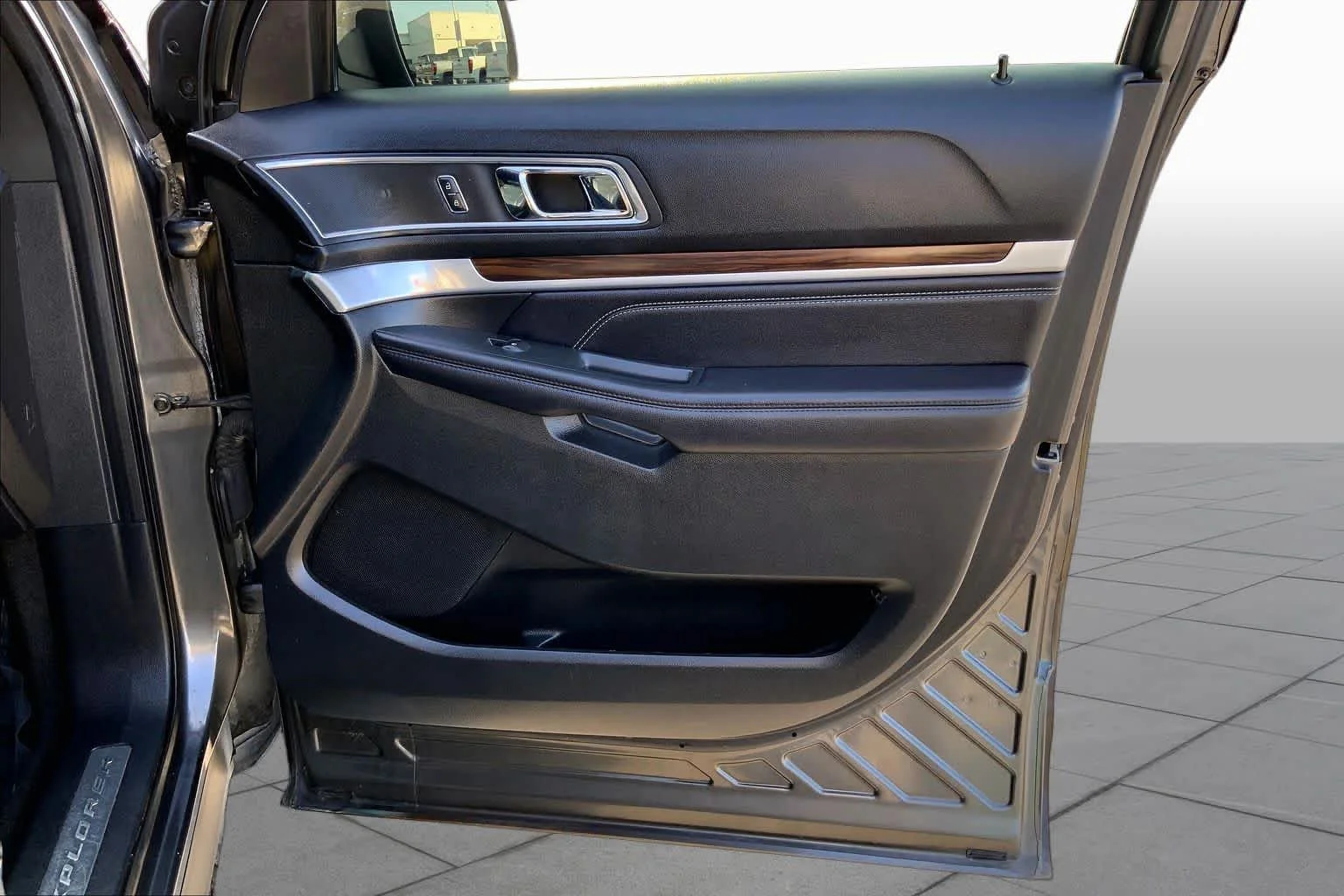 Used 2017 Magnetic Metallic Ford Limited image 19