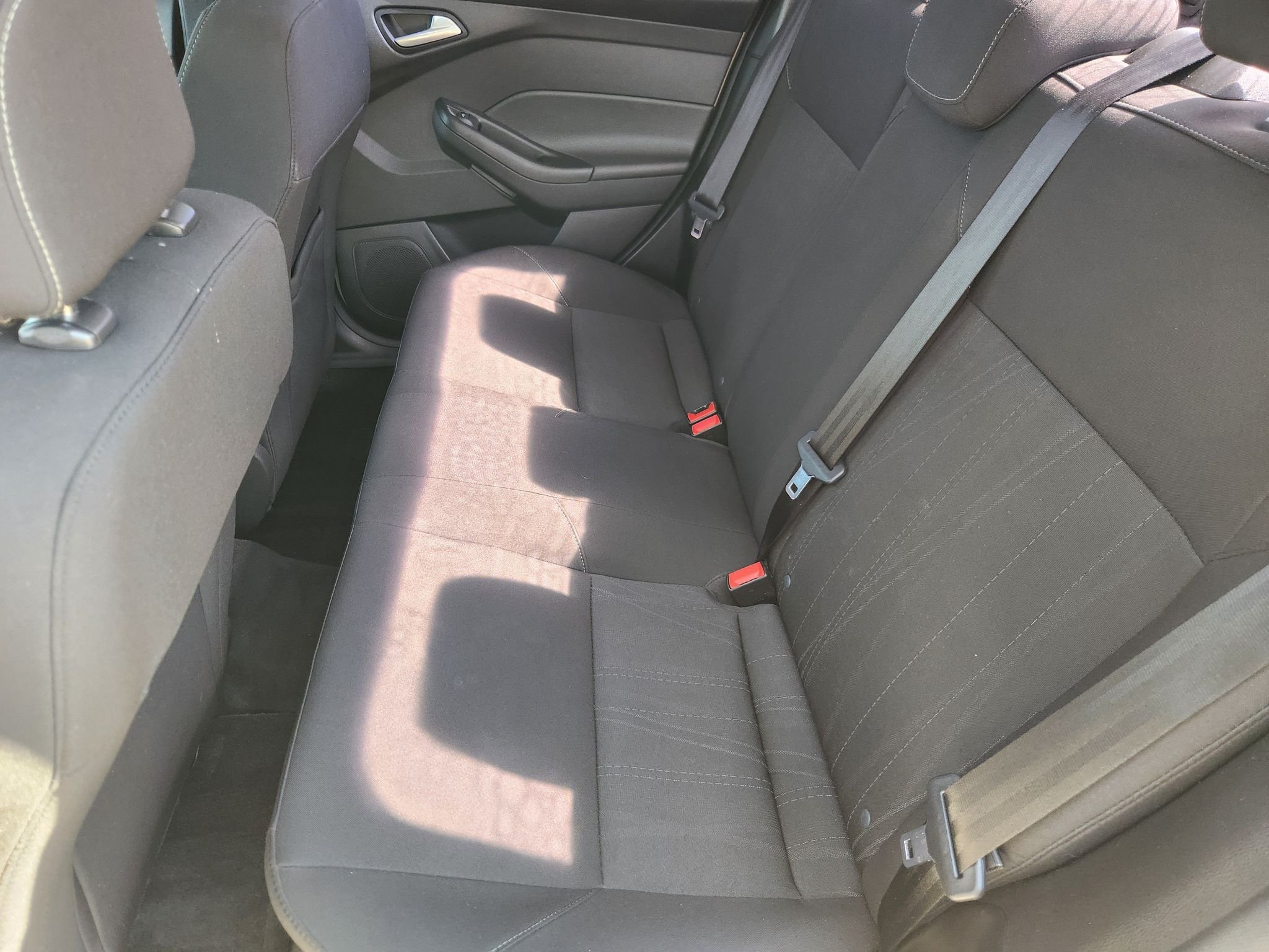 Used 2018 White Gold Metallic Ford SE image 31