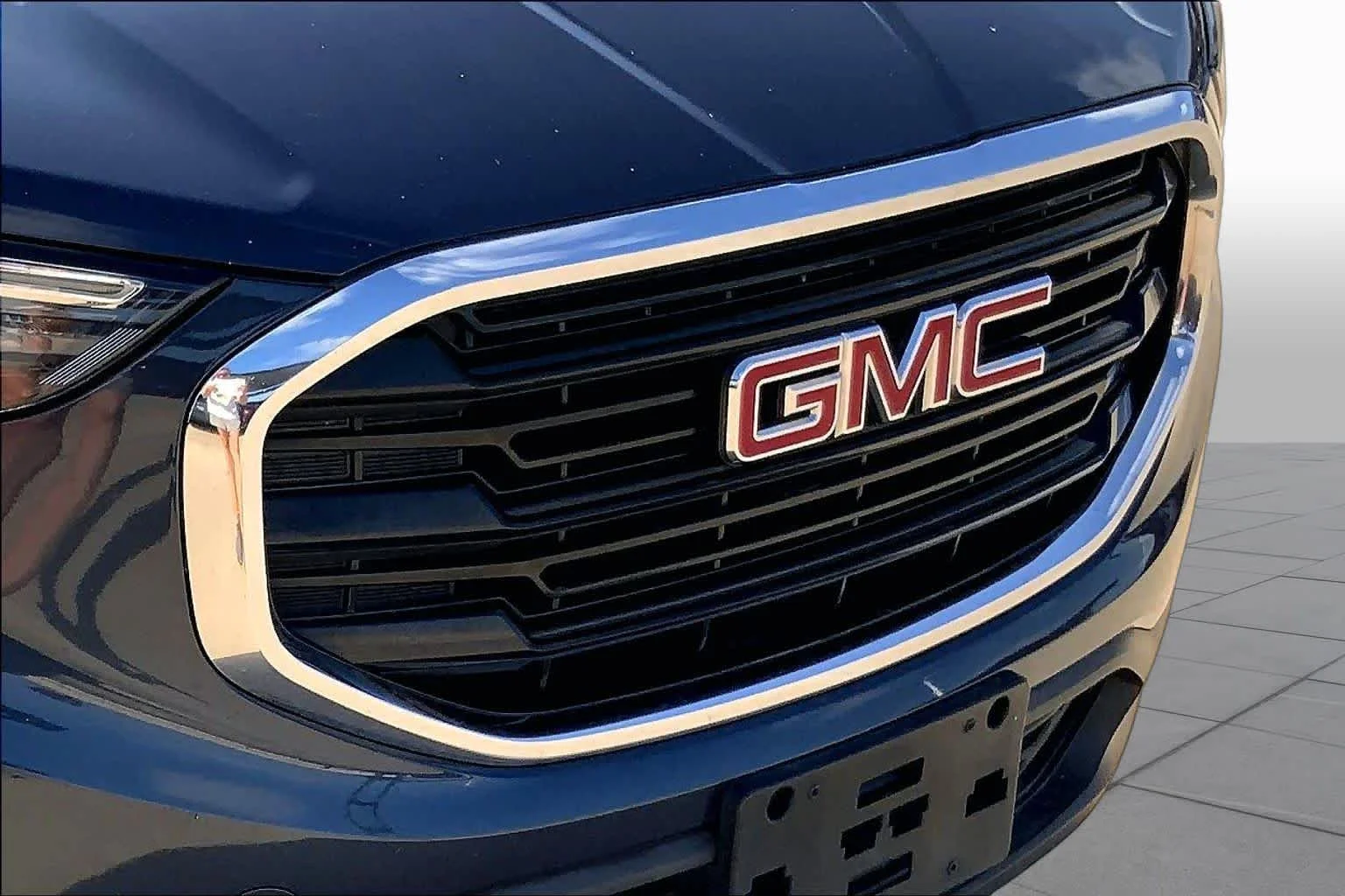 Used 2019 BLUE STEEL METALLIC GMC SLE image 29