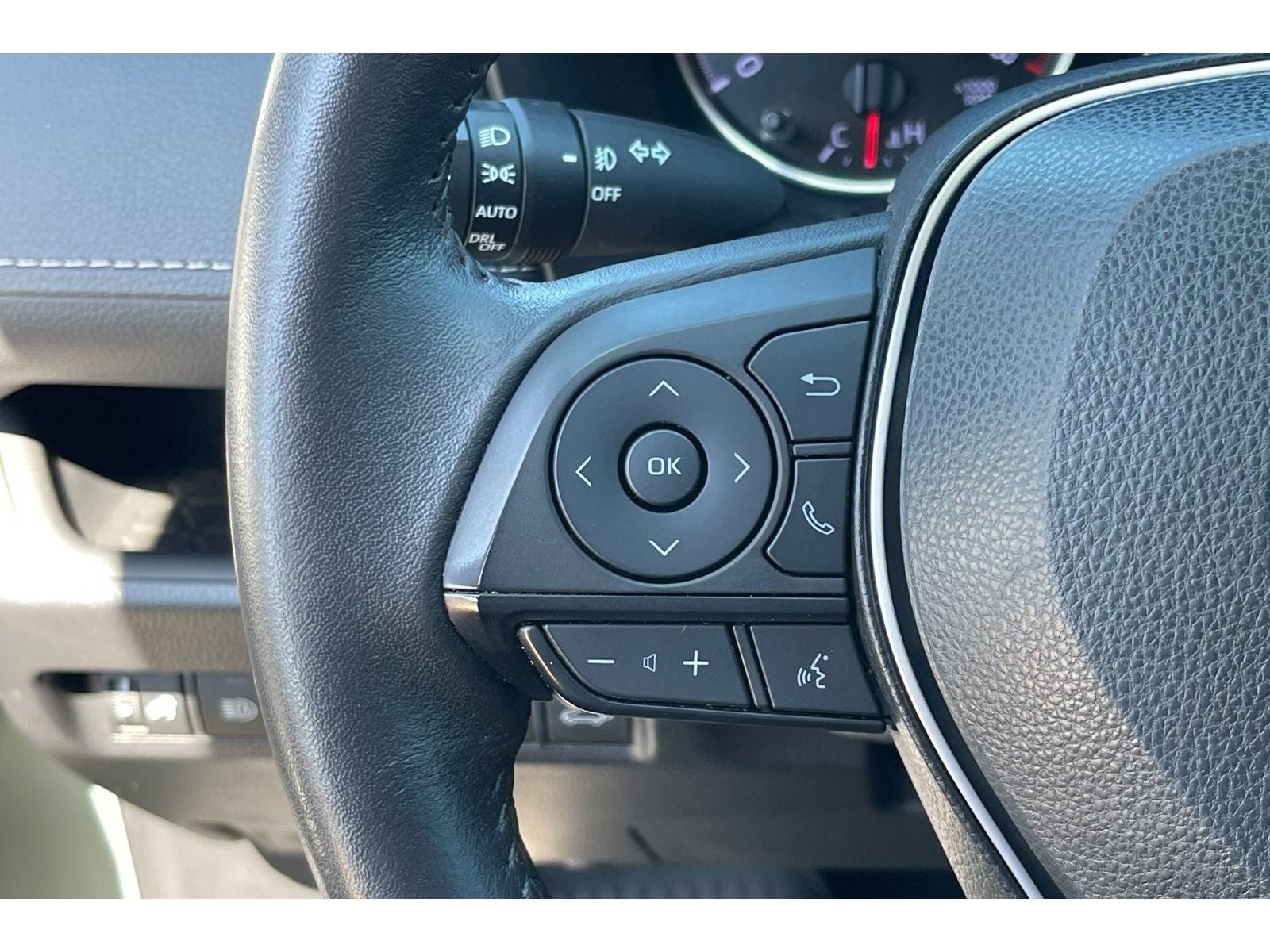 Used 2022 Lunar Rock Toyota XLE Premium image 36