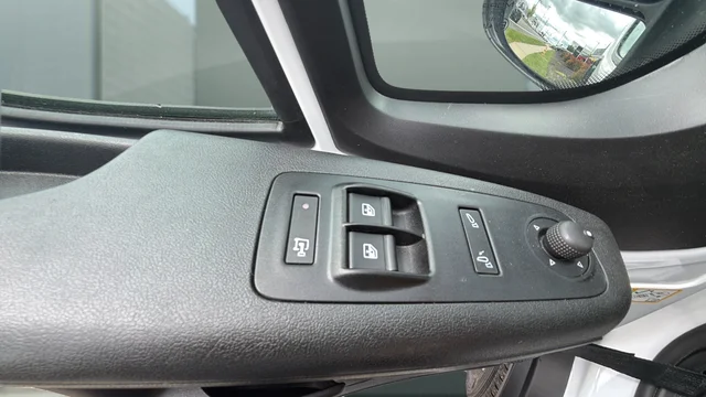 Used 2025 White Ram Base image 15