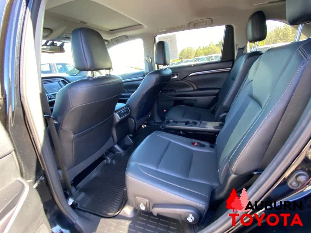Used 2016 Midnight Black Metallic Toyota Limited image 31