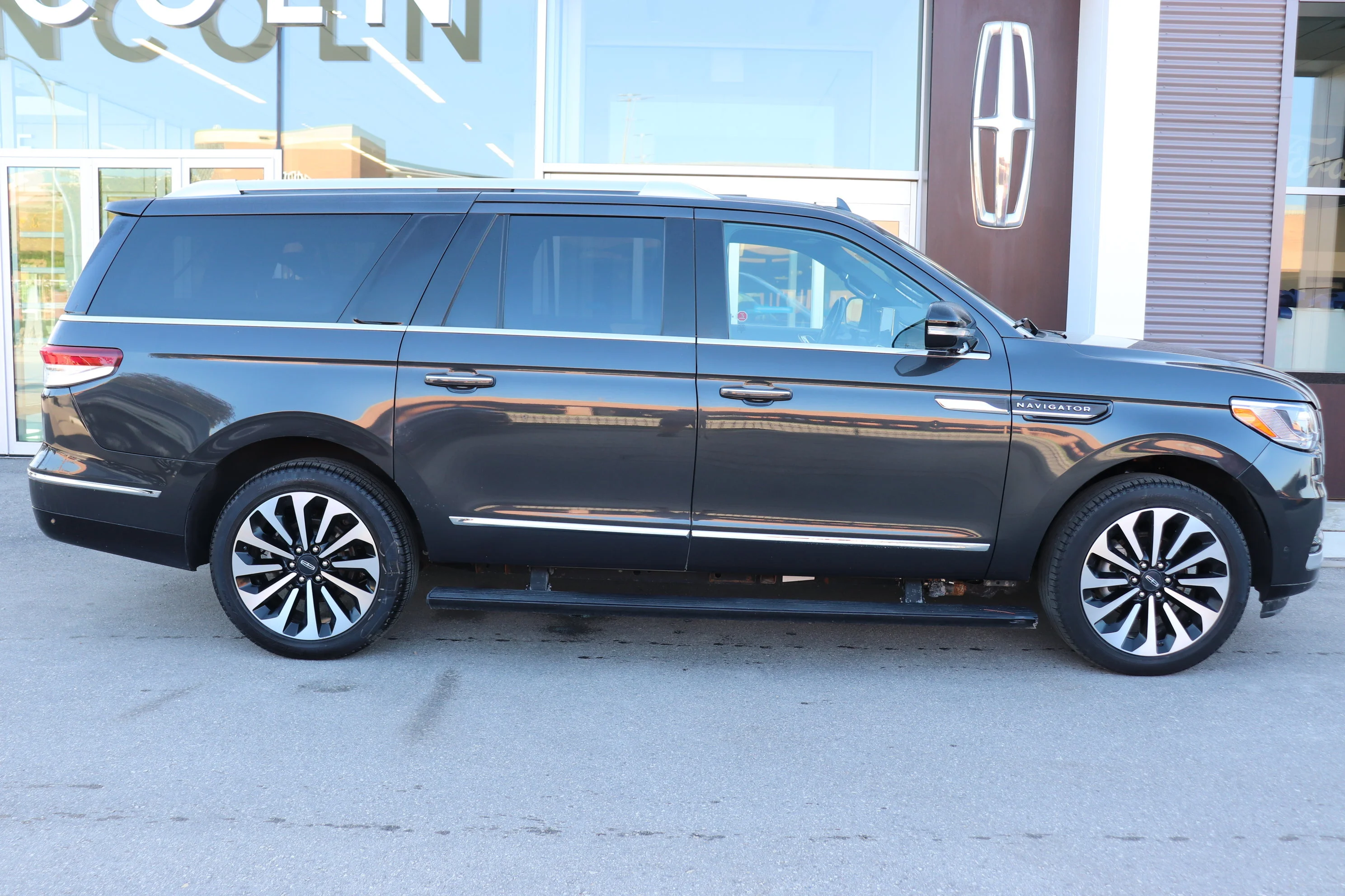 Used 2023 Black Lincoln Reserve image 3