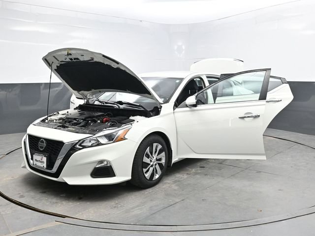Used 2020 White Nissan 2.5 S image 49