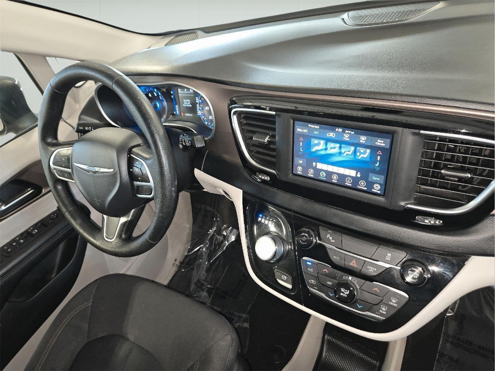Used 2019 Granite Crystal Metallic Clearcoat Chrysler L image 49