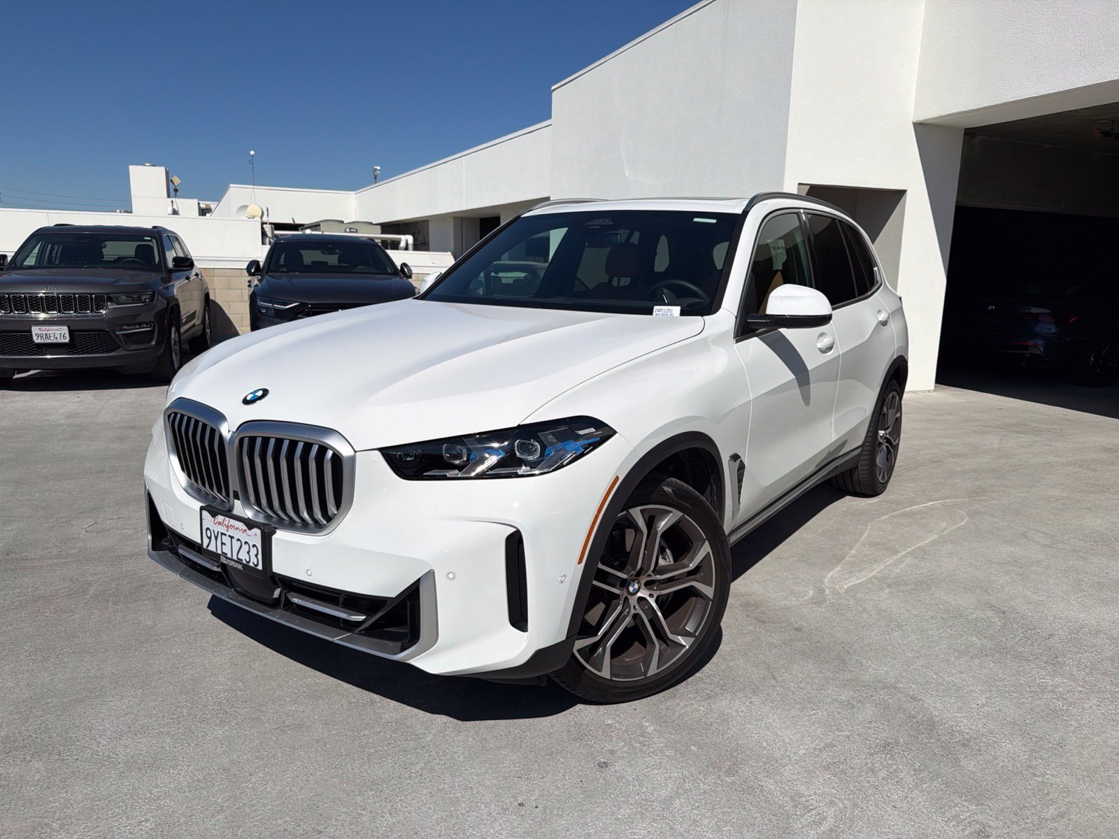 Used 2026 Alpine White BMW sDrive40i image 3