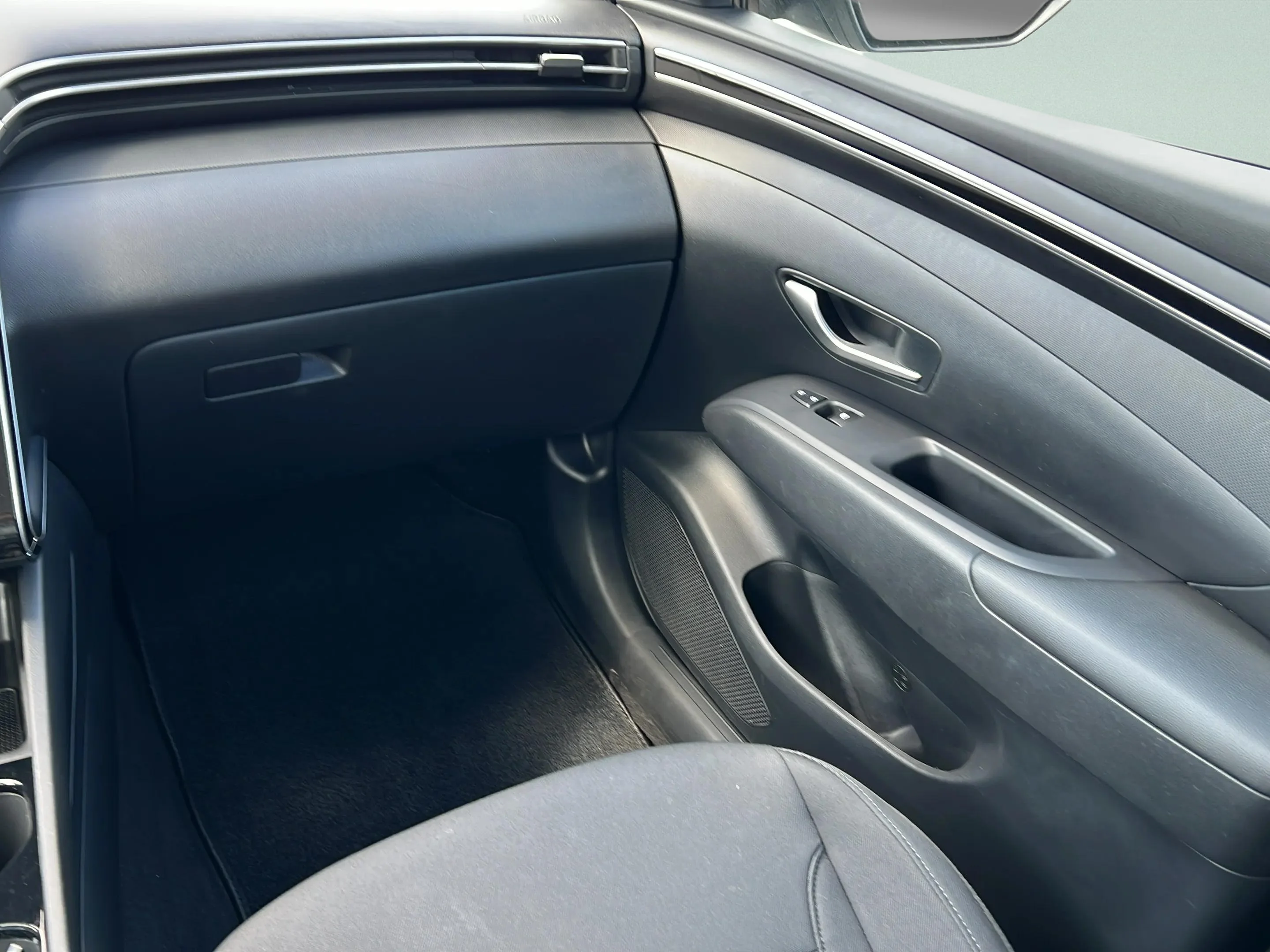 Used 2024 Shimmering Silver Hyundai SE image 11