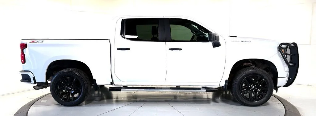 Used 2024 White Chevrolet Custom image 3