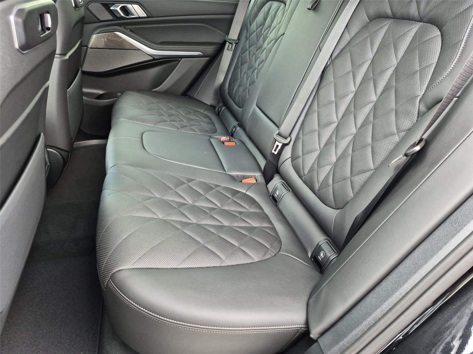 New 2026 Black Sapphire Metallic BMW xDrive50e image 33
