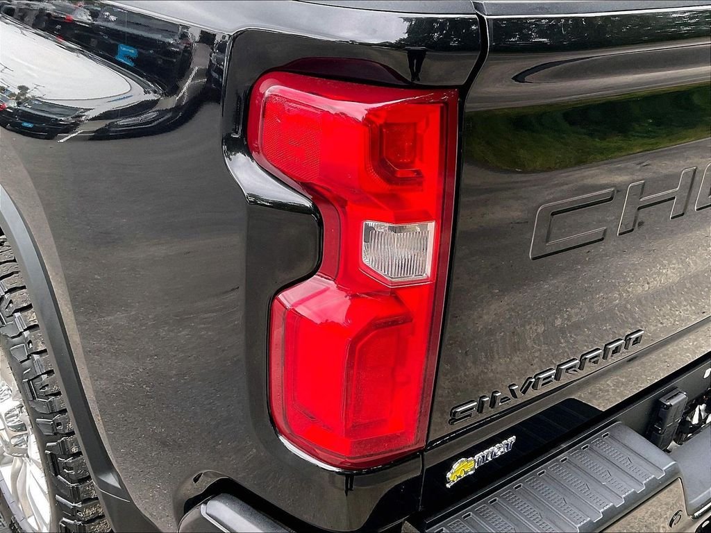 Used 2022 Black Chevrolet High Country image 33