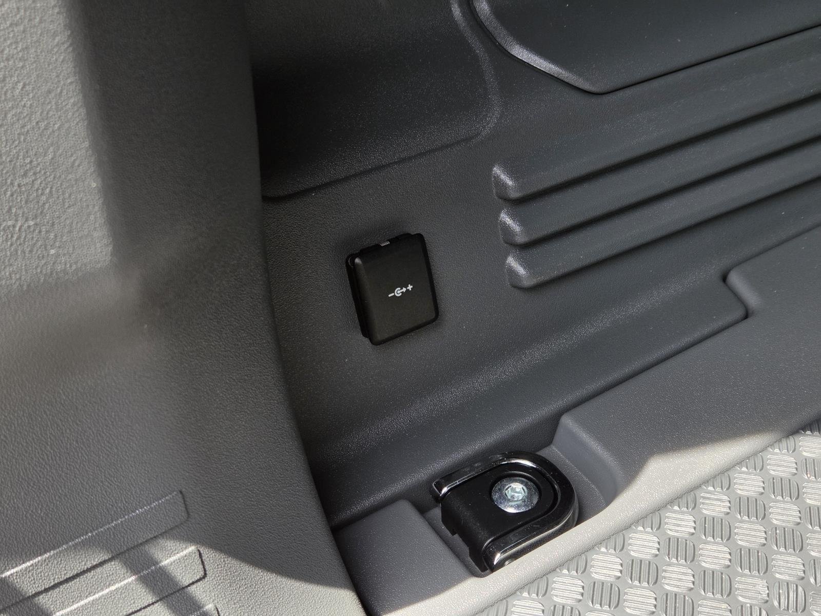 Used 2023  Land Rover X-Dynamic SE image 13