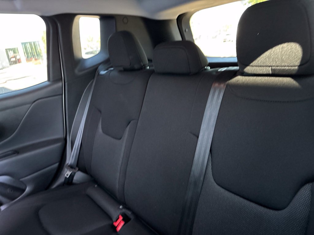 Used 2023 White Jeep Latitude image 26
