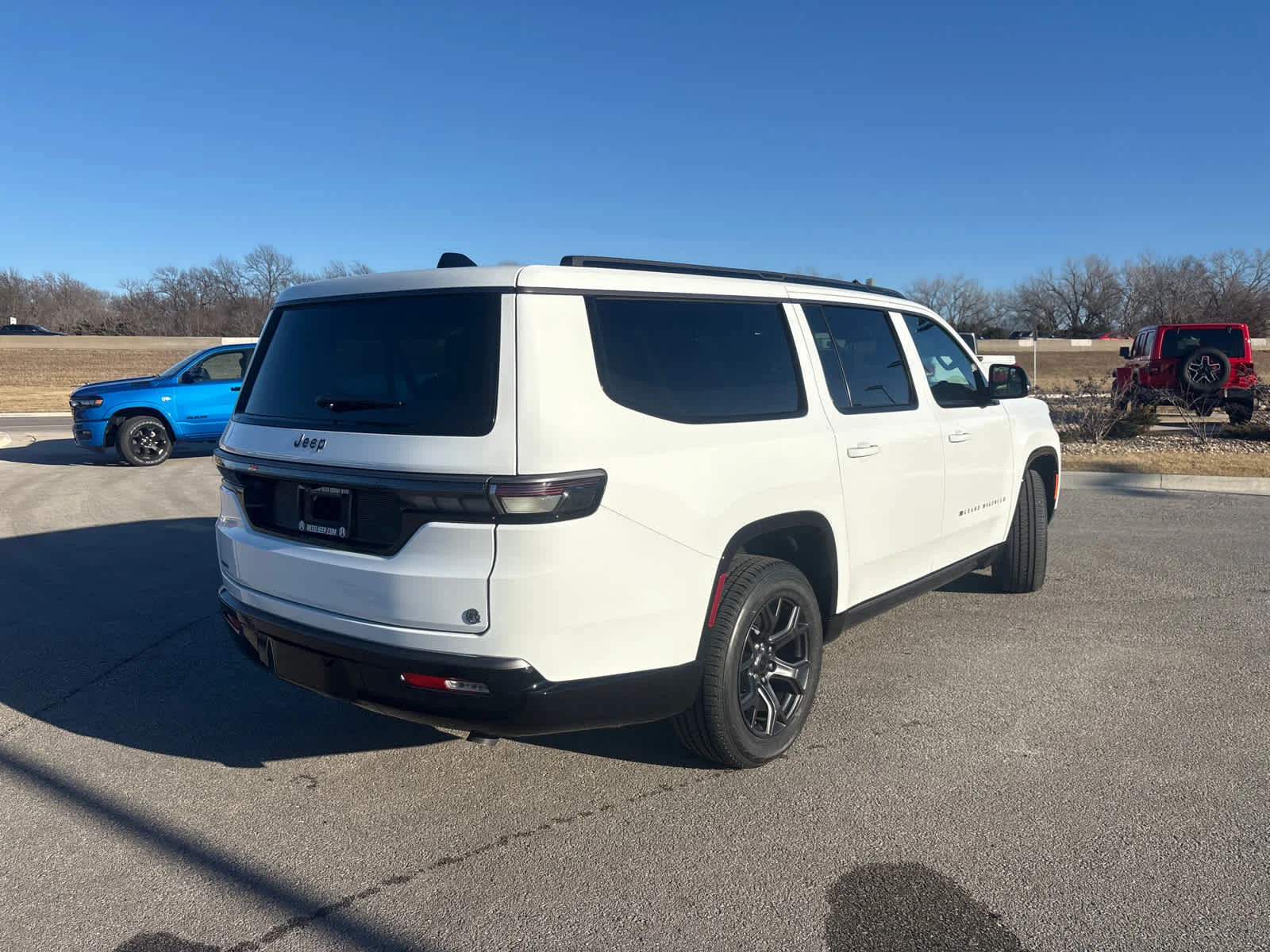 New 2026 Bright White Clear-Coat Exterior Paint Jeep Limited Altitude image 9