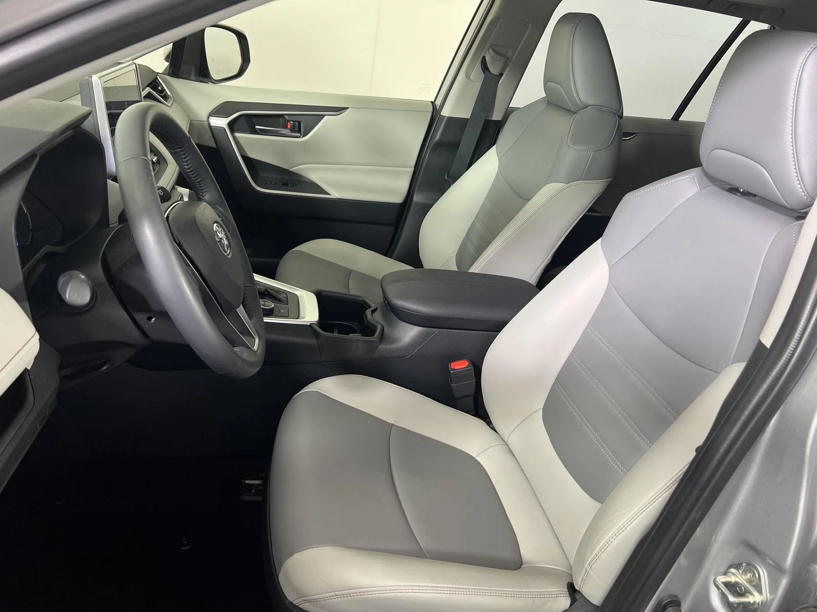 Used 2024 Silver Sky Metallic Toyota XLE Premium image 11