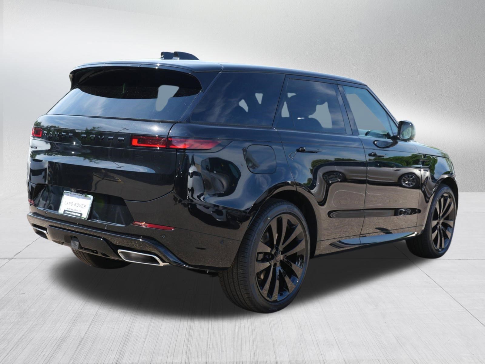 New 2026 Santorini Black Land Rover Dynamic SE image 2