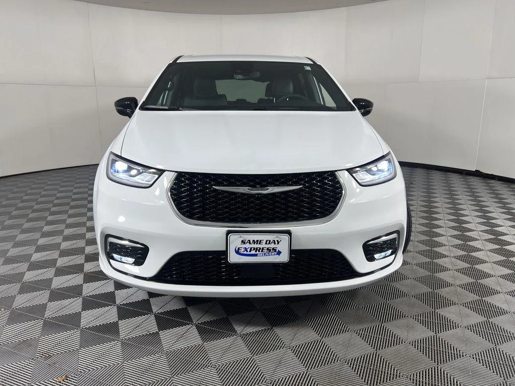Used 2026 Bright White Clearcoat Chrysler Select image 3