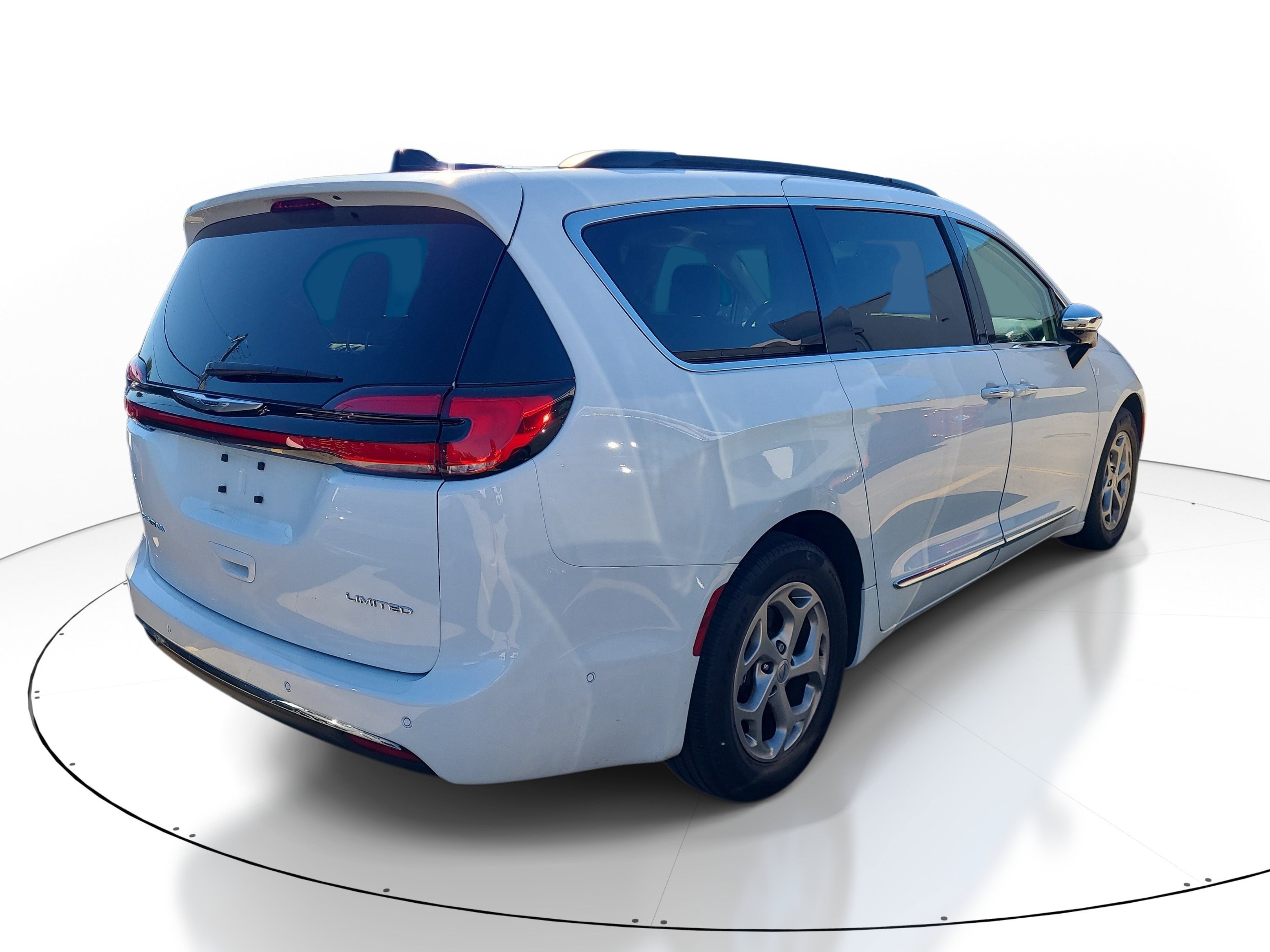 Used 2023 Bright White Clearcoat Chrysler Limited image 9