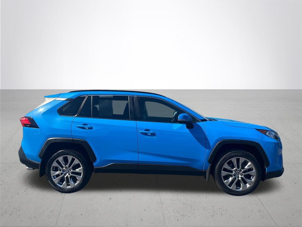 Used 2021 Blue Toyota XLE Premium image 6