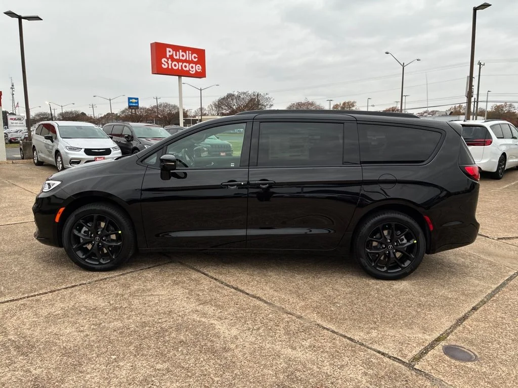 New 2026 Diamond Black Crystal Pearl-Coat Exterior Paint Chrysler Select image 2