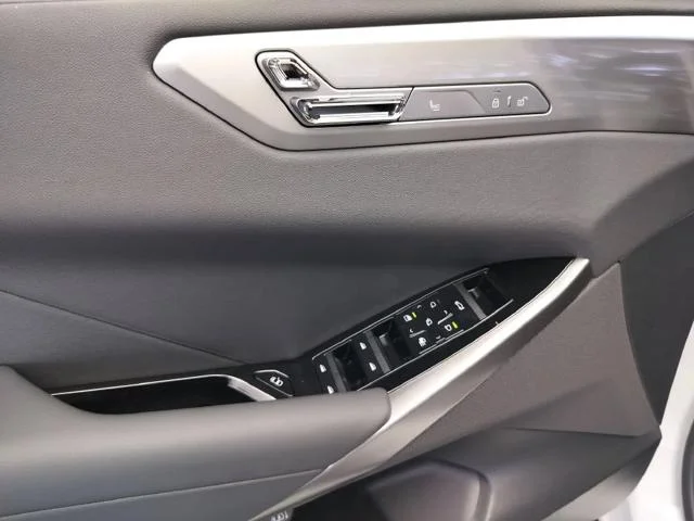 New 2027 Alpine White BMW  image 7