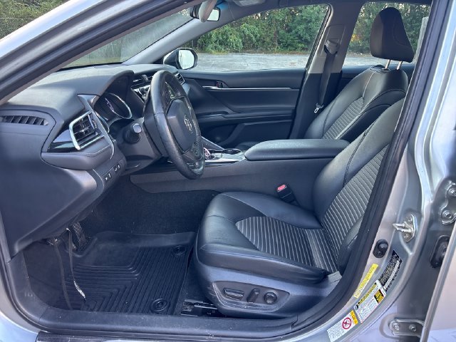 Used 2018 Silver Toyota SE image 6