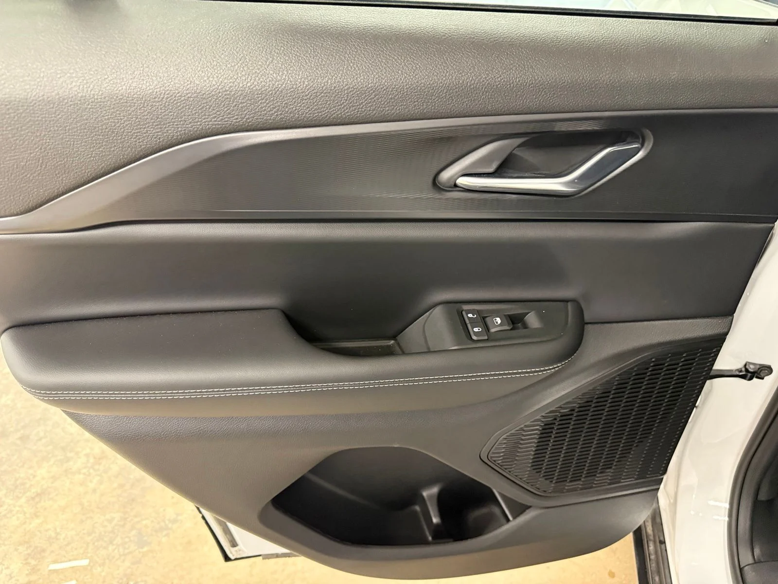 Used 2025 White Jeep Laredo image 24