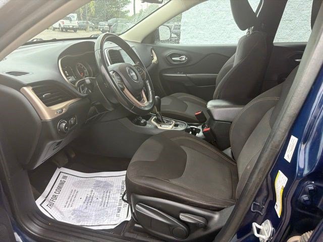Used 2015 True Blue Pearlcoat Jeep Latitude image 13
