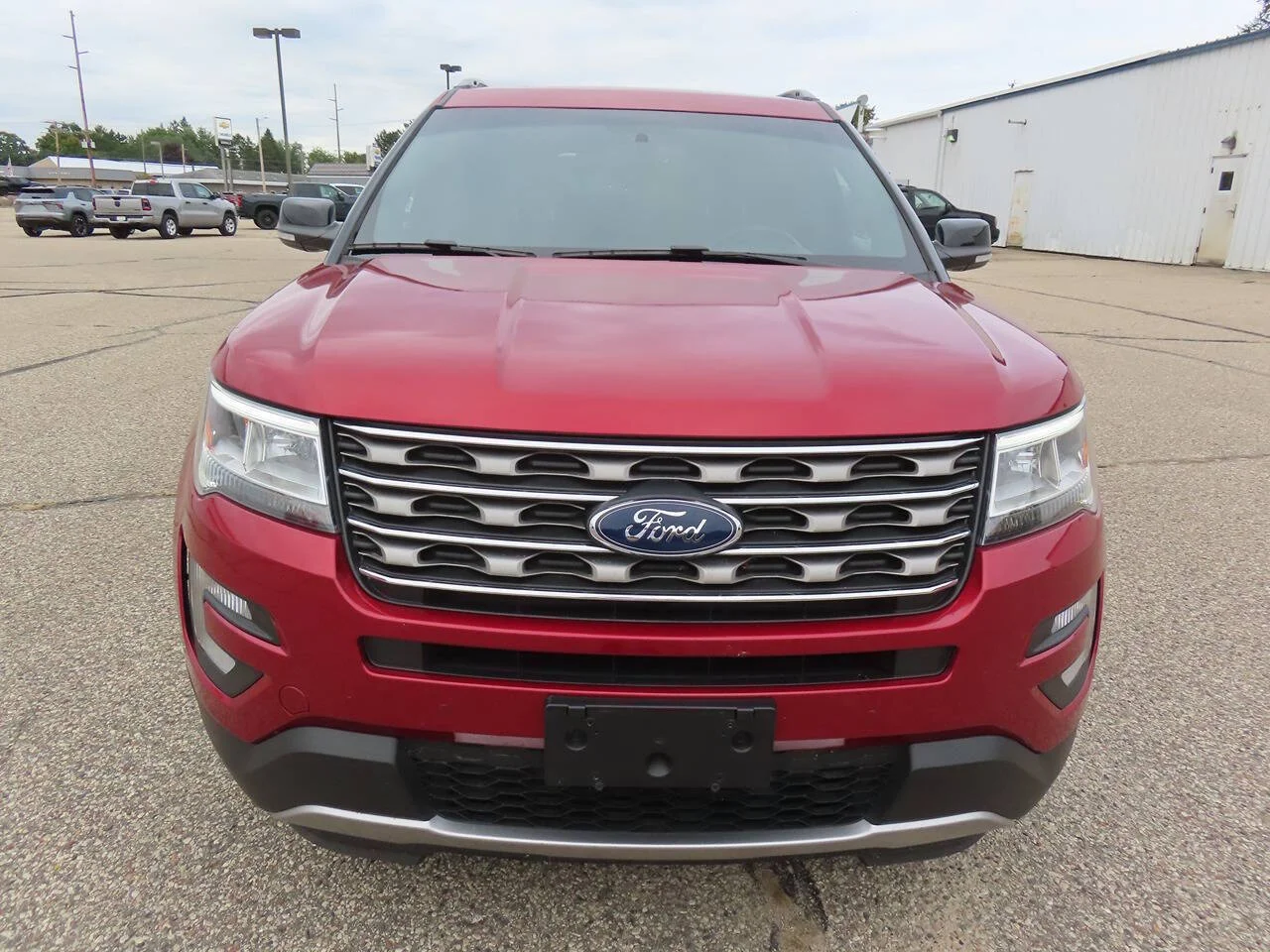 Used 2017 Ruby Red Metallic Tinted Clearcoat Ford XLT AWD 4dr SUV image 2