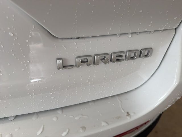 New 2026 Bright White Clear-Coat Exterior Paint Jeep Laredo X image 6