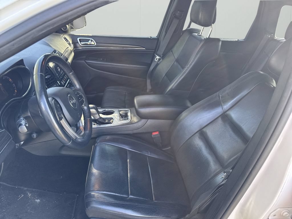 Used 2019  Jeep Limited image 10