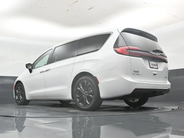 New 2026 Bright White Clear-Coat Exterior Paint Chrysler Limited image 48