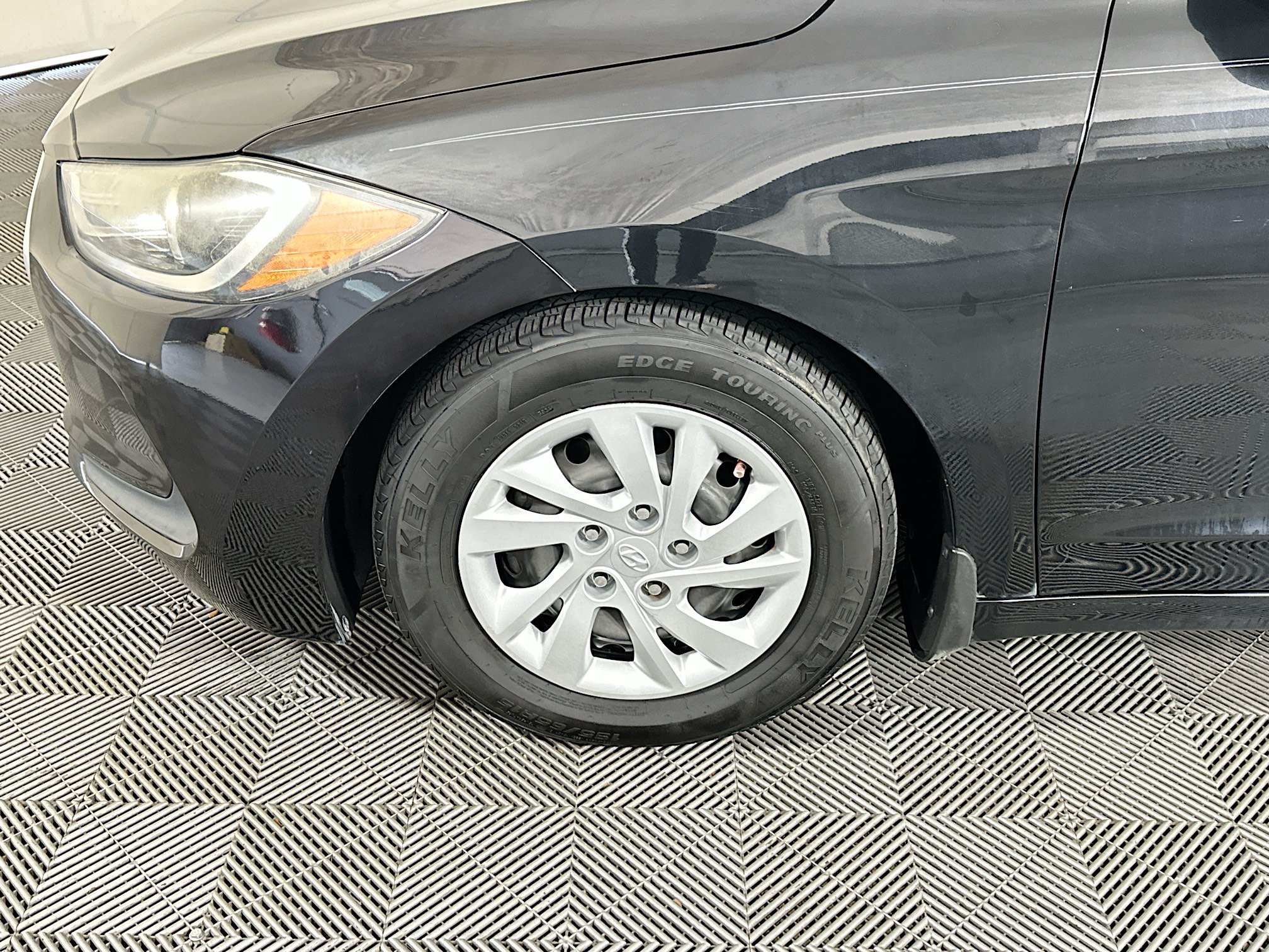 Used 2018 Phantom Black Hyundai SE image 11