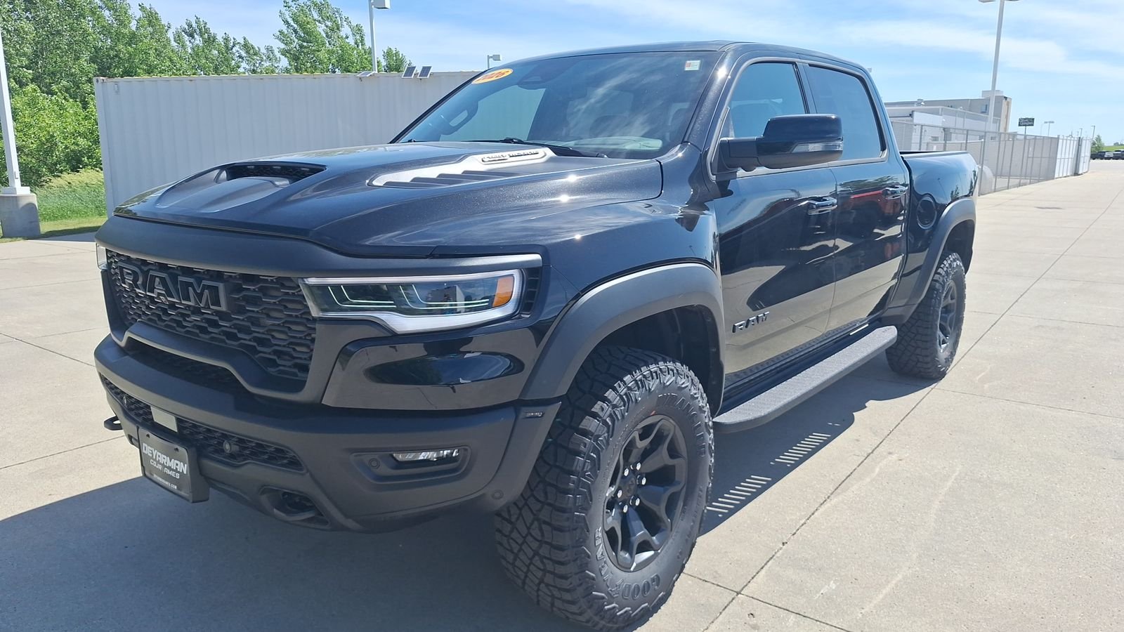 New 2026 Diamond Black Crystal Pearl-Coat Exterior Paint RAM RHO image 8