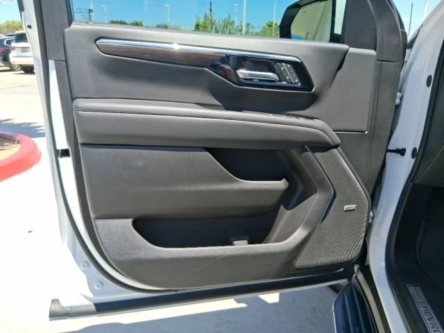 Used 2025 Summit White Chevrolet LT image 13