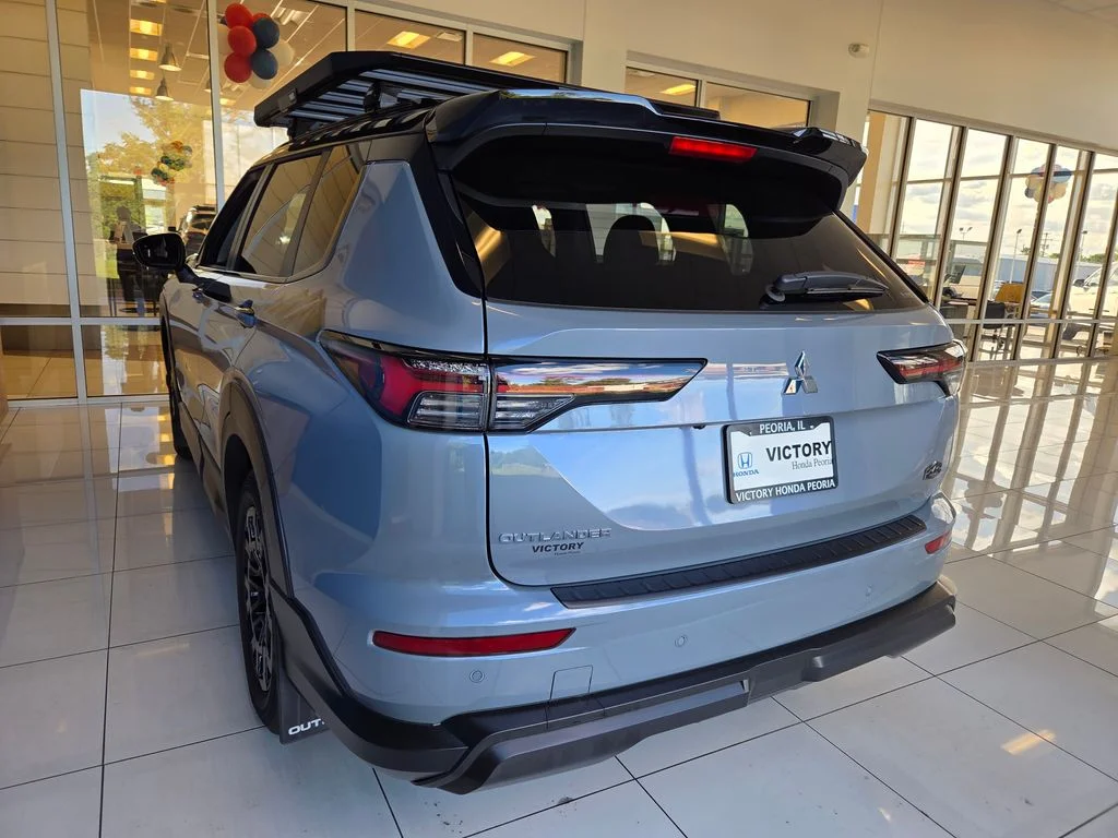 Used 2026 Moonstone Gray Metallic/Black Roof Mitsubishi LE image 9