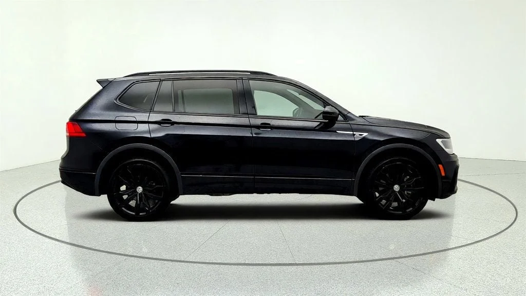 Used 2021 Deep Black Pearl Volkswagen 2.0T SE R-Line Black FWD image 4