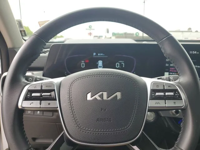 Used 2023 White Kia S image 23